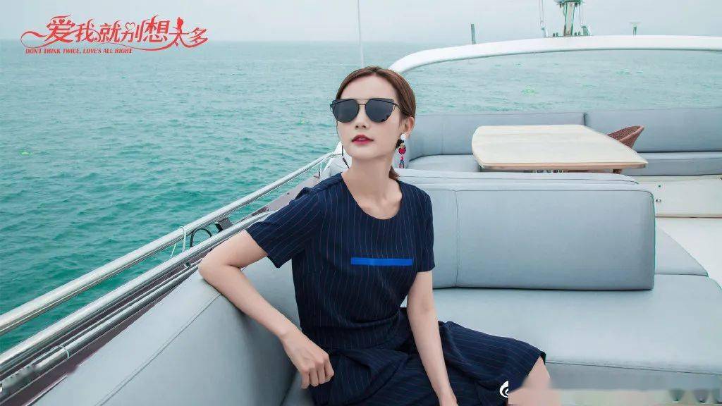 潮搭汇丨《爱我就别想太多》李一桐"轻职场"穿搭