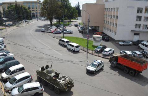 乌克兰:男子携炸药在公交上劫持20人,现场曝光