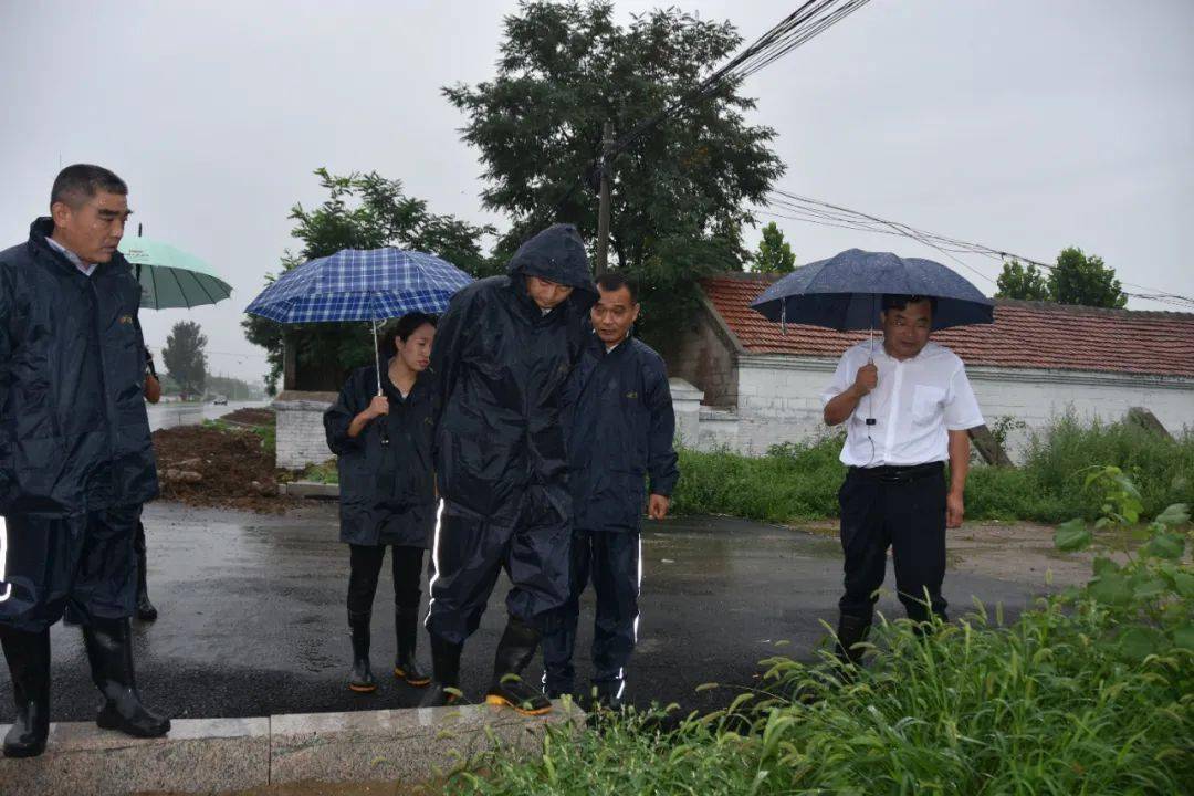 姚村镇主要领导冒雨检查防汛备汛工作