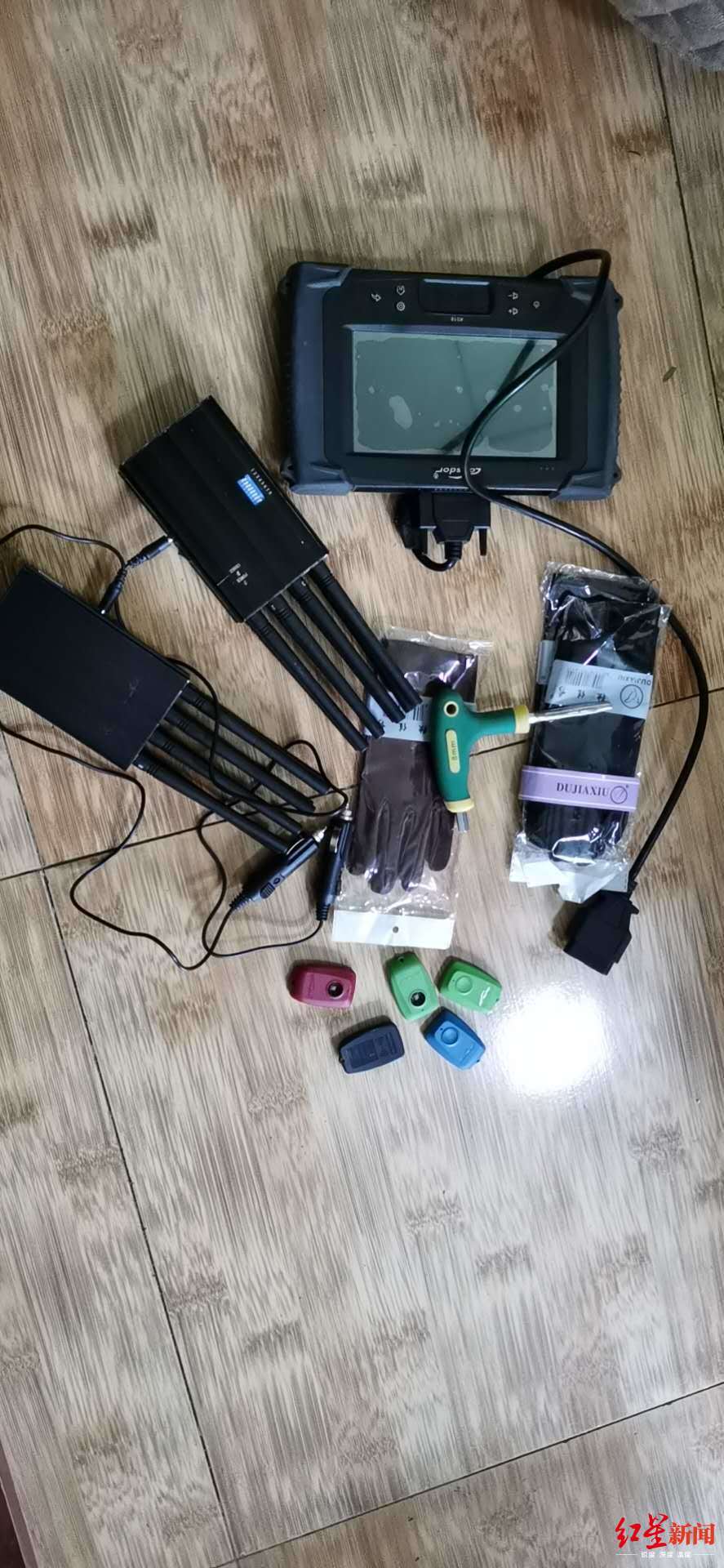 两车被盗警方挡获后通知两车主,其中1人还在睡