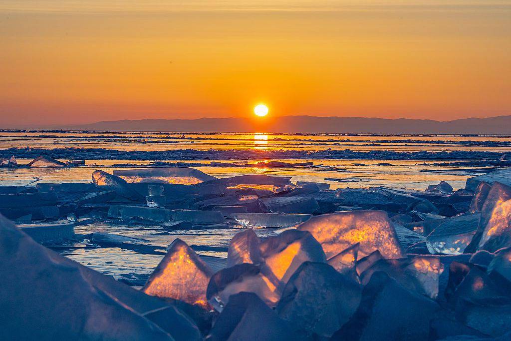 2019年03月05日,俄罗斯贝加尔湖,冰上日出.