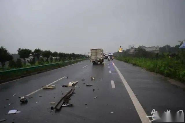 安庆境内发生一起交通事故,一名驾驶员当场身亡