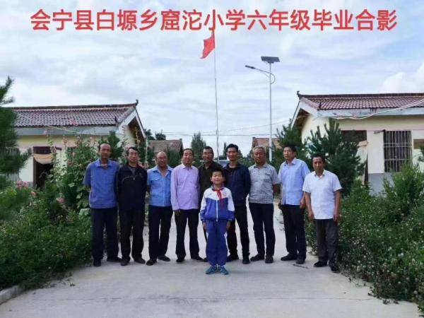 郭靖|9名教师仅教一名学生？会宁一学校的毕业照引来误解，真相是……