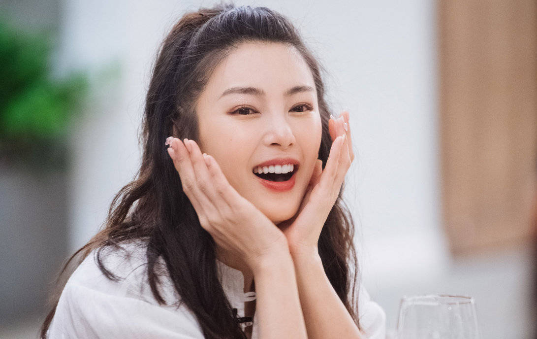 酷飒|绮绮子《新笑傲江湖》秀美腿 霸道教主造型难掩俏皮少女心