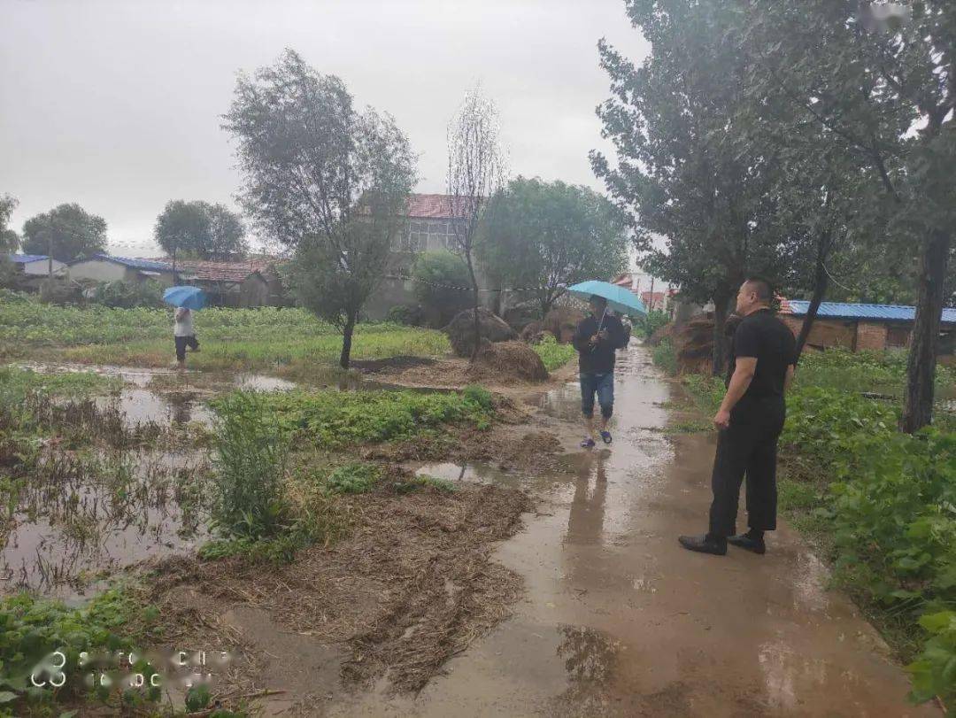 在暴雨中穿行,却有一群人,他们逆势而上,暴雨来袭21日夜间开始我县