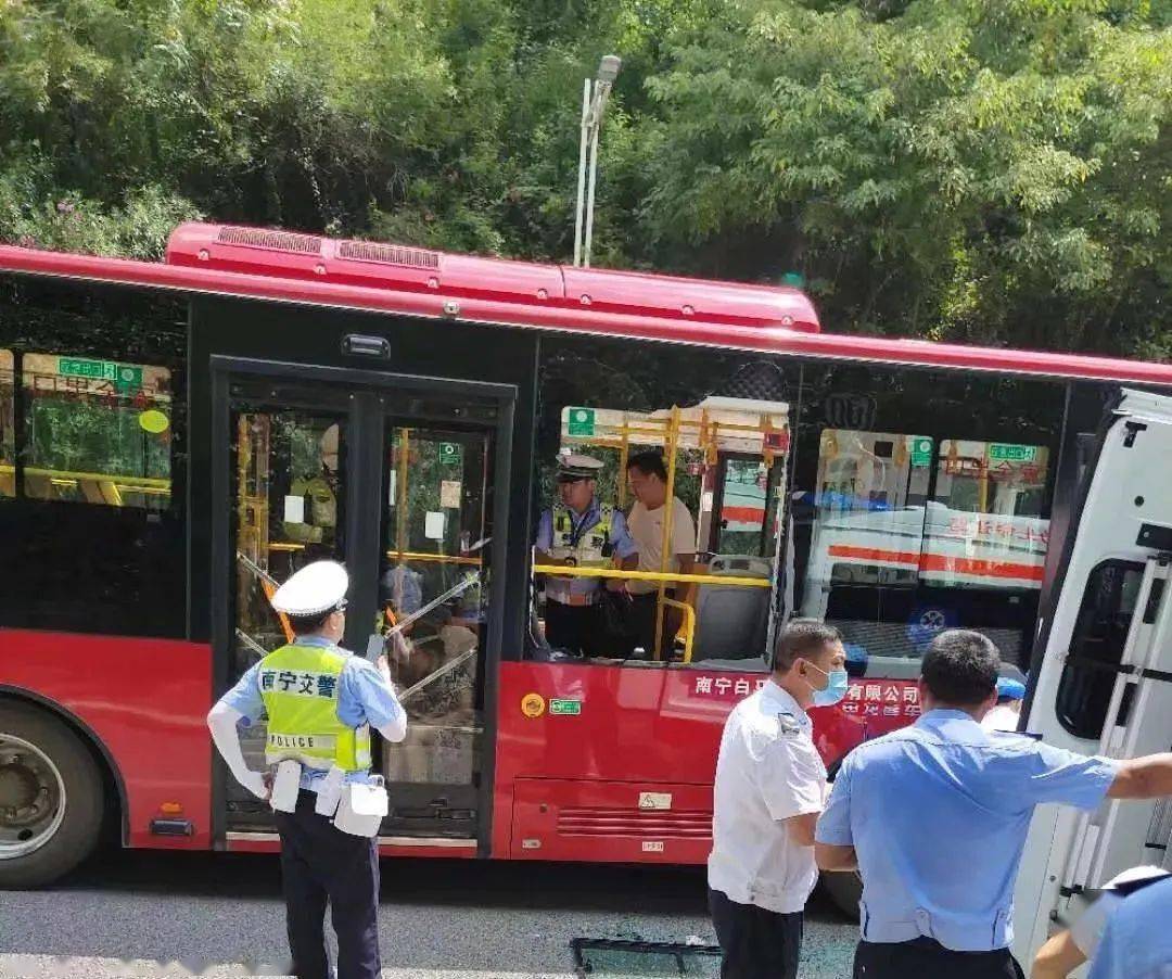 今日突发南宁220路公交车猛撞越秀立交护栏有2人重伤