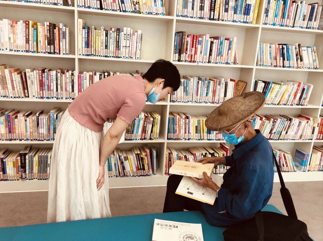 网友|图书馆闭馆日，却为这位84岁的老人破例开门