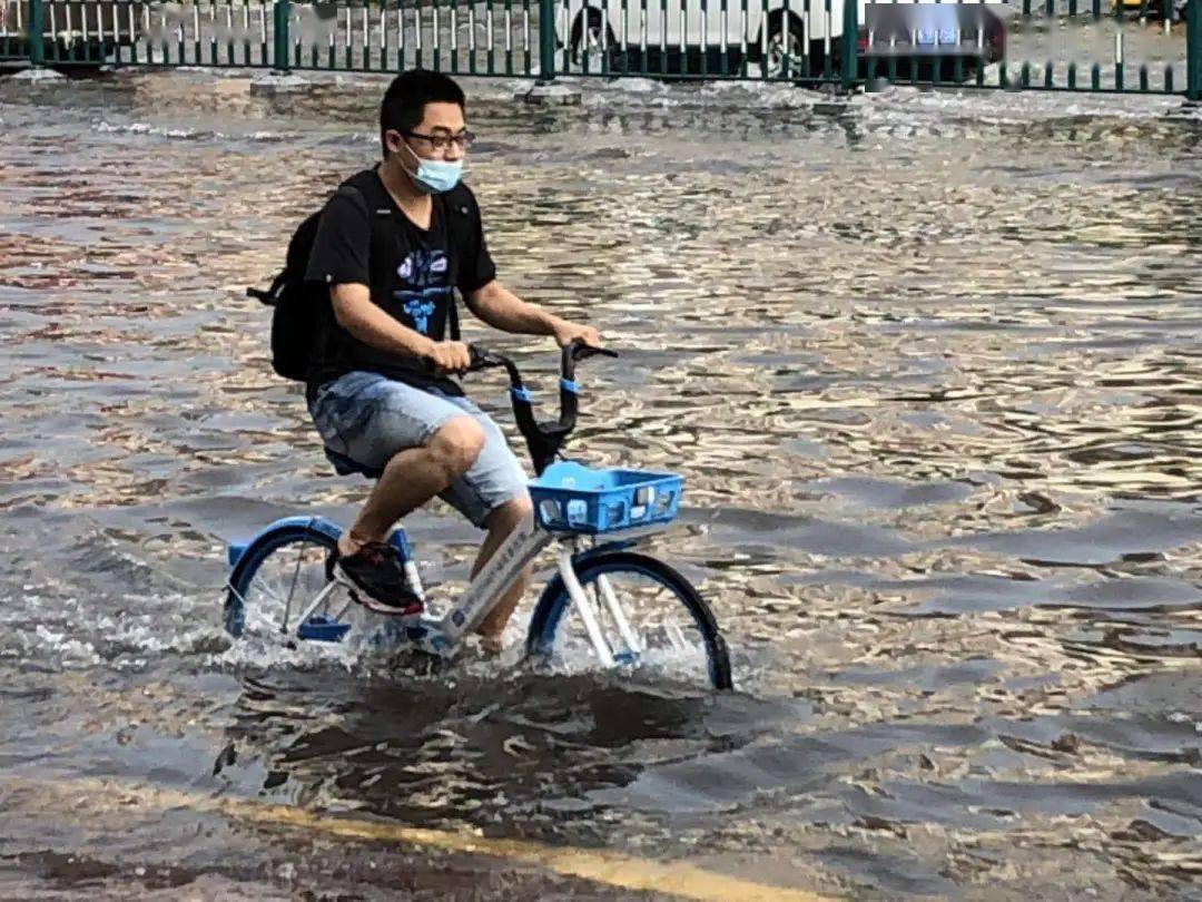 地下商场被雨水倒灌,车辆被淹!