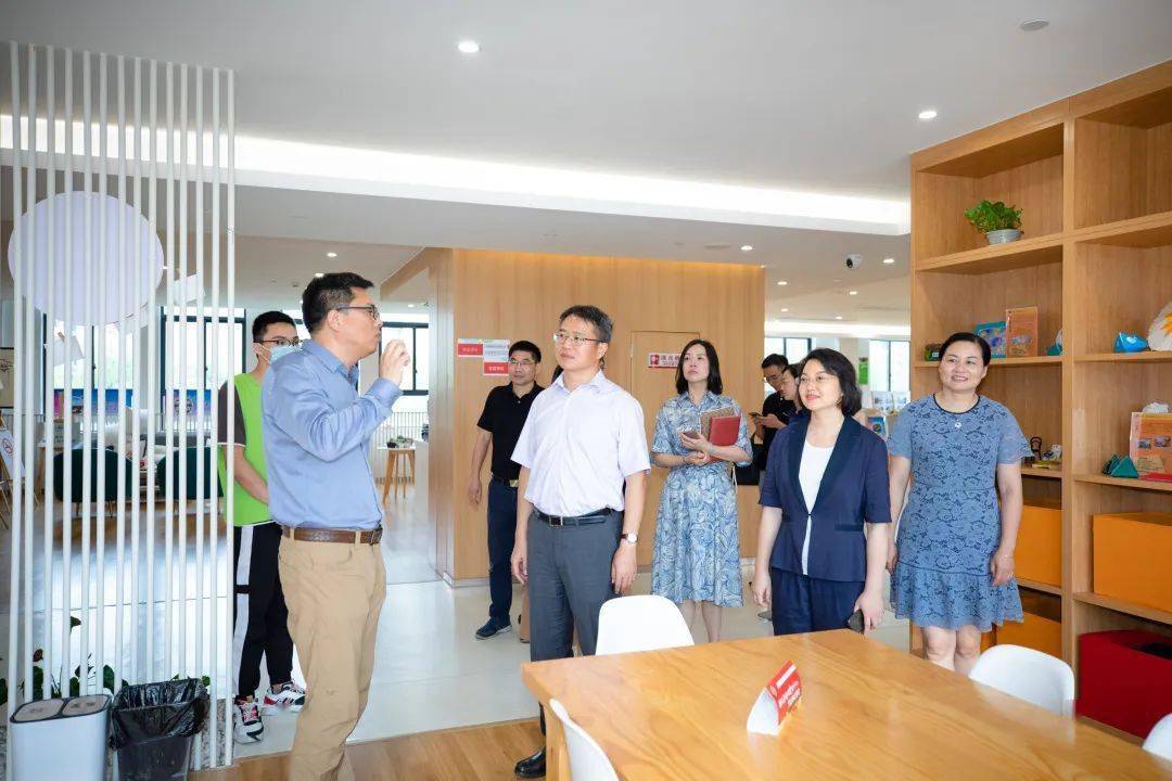 领导调研丨奉贤区区委宣传部部长向义海一行来到金海生活驿站调研
