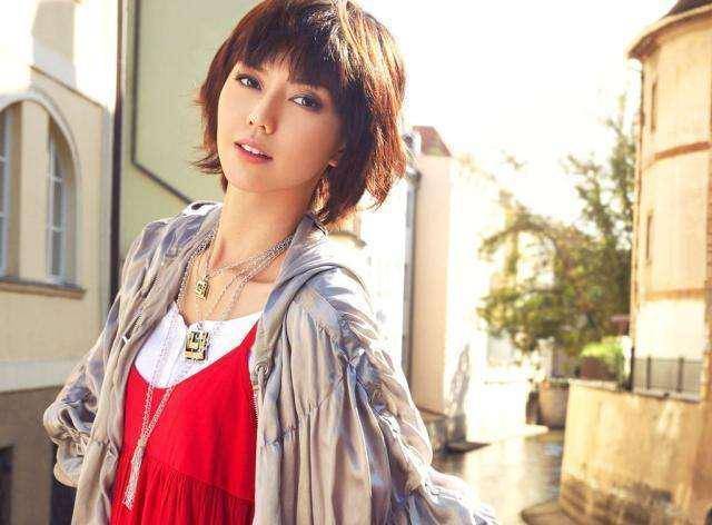 开心|孙燕姿晒素颜照，给自己庆生超开心，温柔俏皮少女范儿十足