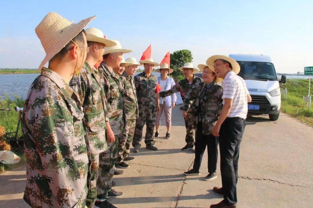 市直工委书记杨启棠带领宣传部有关同志前往新建区陶家村,恒湖农场