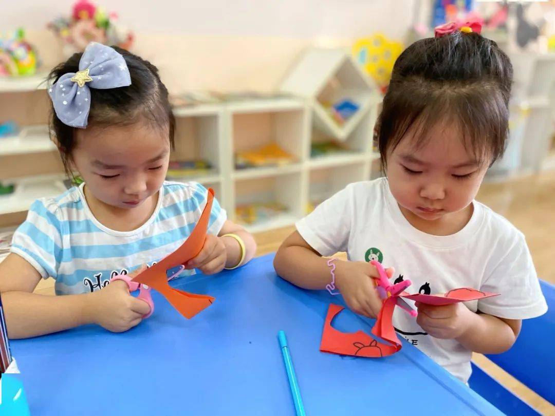 东新明珠幼儿园艺术课程剪纸蝴蝶
