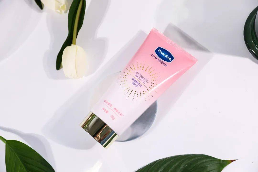 肤色|脖子比脸黑太多？夏日的宝藏救星，没想到竟是它！