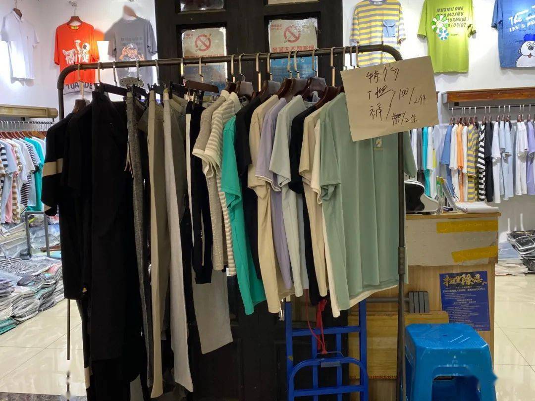 特价|上衣5块、连衣裙10块！杭州这家服饰城单件就能拿特价，就连护栏旁都坐满了人…