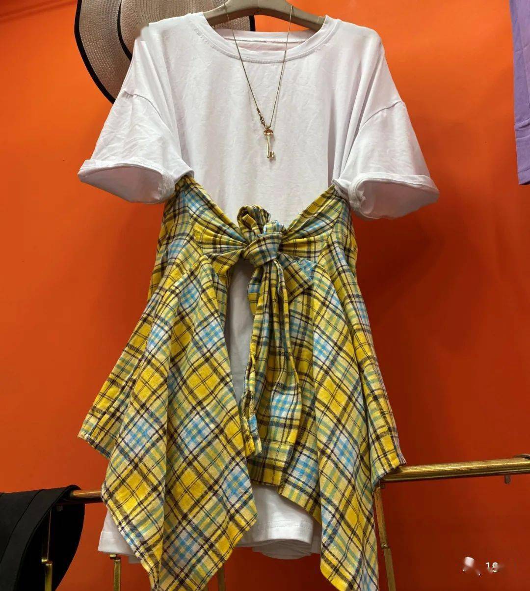 特价|上衣5块、连衣裙10块！杭州这家服饰城单件就能拿特价，就连护栏旁都坐满了人…