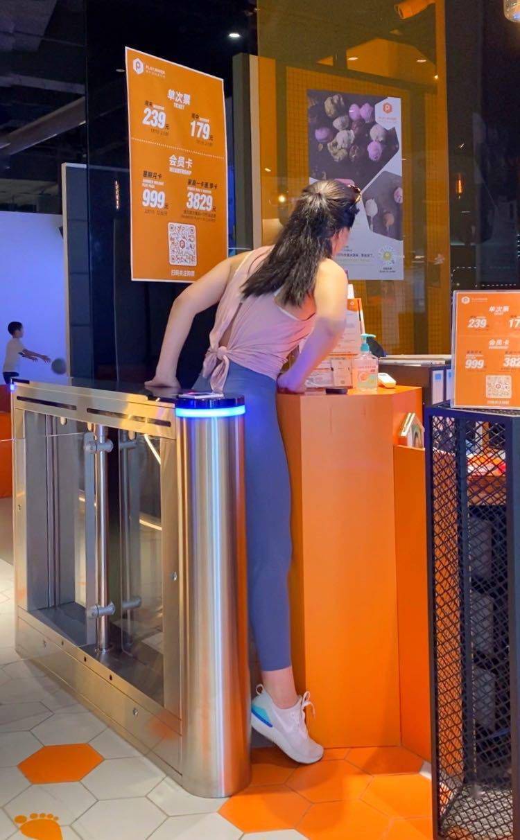 阿姨|奶瓶，尿布和葡萄酒