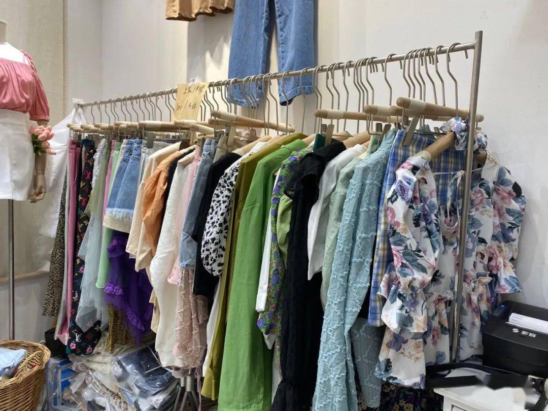 特价|上衣5块、连衣裙10块！杭州这家服饰城单件就能拿特价，就连护栏旁都坐满了人…
