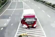 网友|一男一女跟着货车司机去旅行，中途被丢高速路上，只因......
