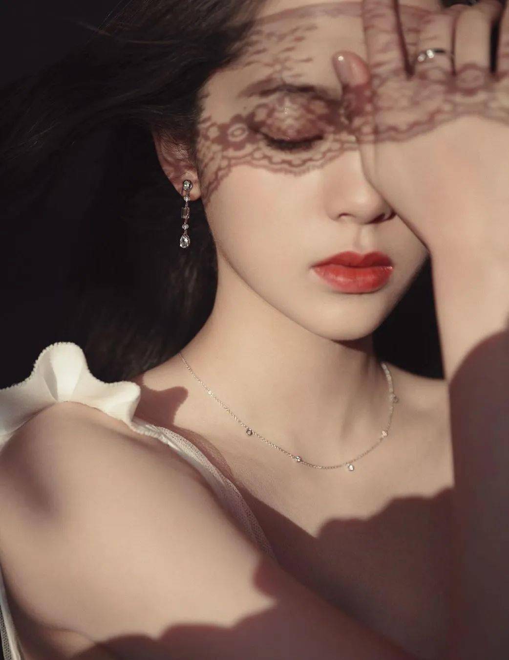 崩溃|欧阳娜娜被频繁网暴，不堪重负在节目崩溃大哭！才20岁的她到底做错了什么？