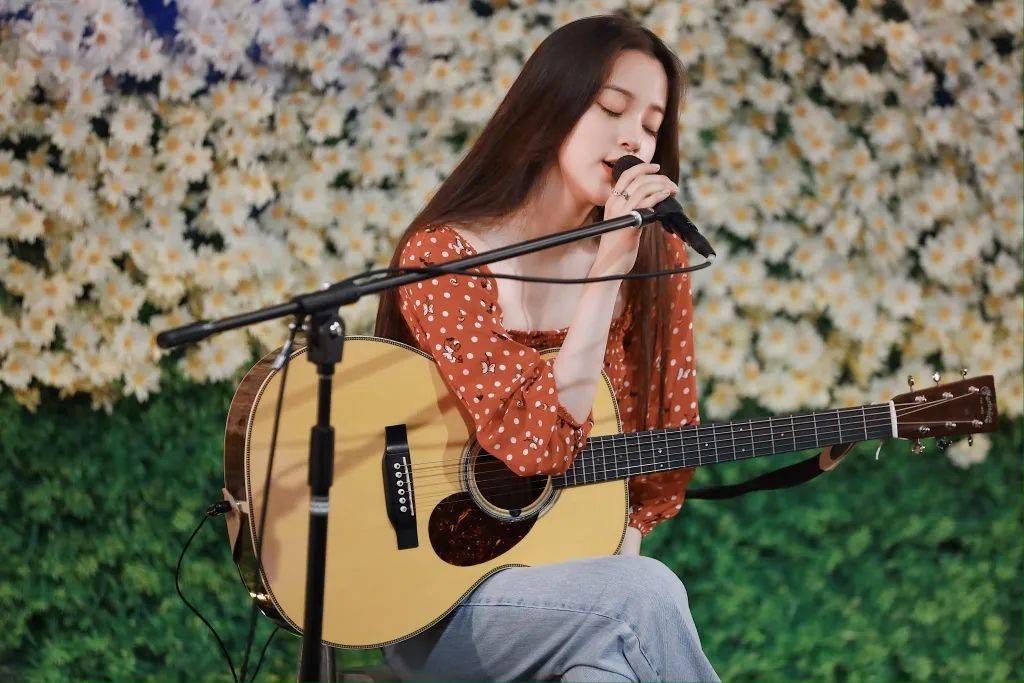 崩溃|欧阳娜娜被频繁网暴，不堪重负在节目崩溃大哭！才20岁的她到底做错了什么？