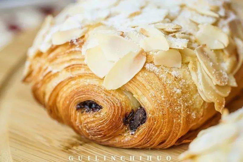 衣服|他把“衣服”卖进可颂面包店，就问香不香？