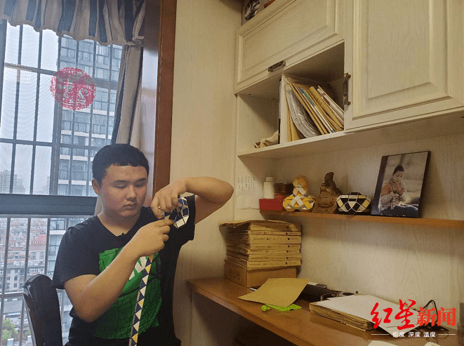 昂子喻|635分盲人考生成长路：高中期间父亲为他读了一米多厚试卷