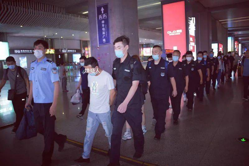 海安警方抓捕犯罪团伙现场!