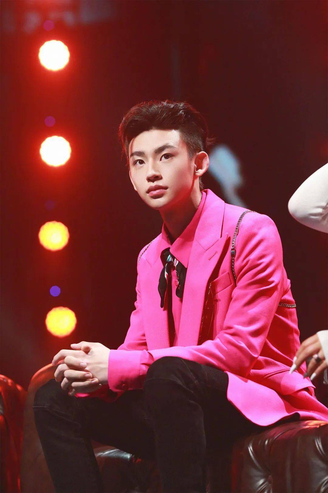 赵丽颖|快讯 | 王俊凯大片、赵丽颖美图、baby活动、孟美岐大片