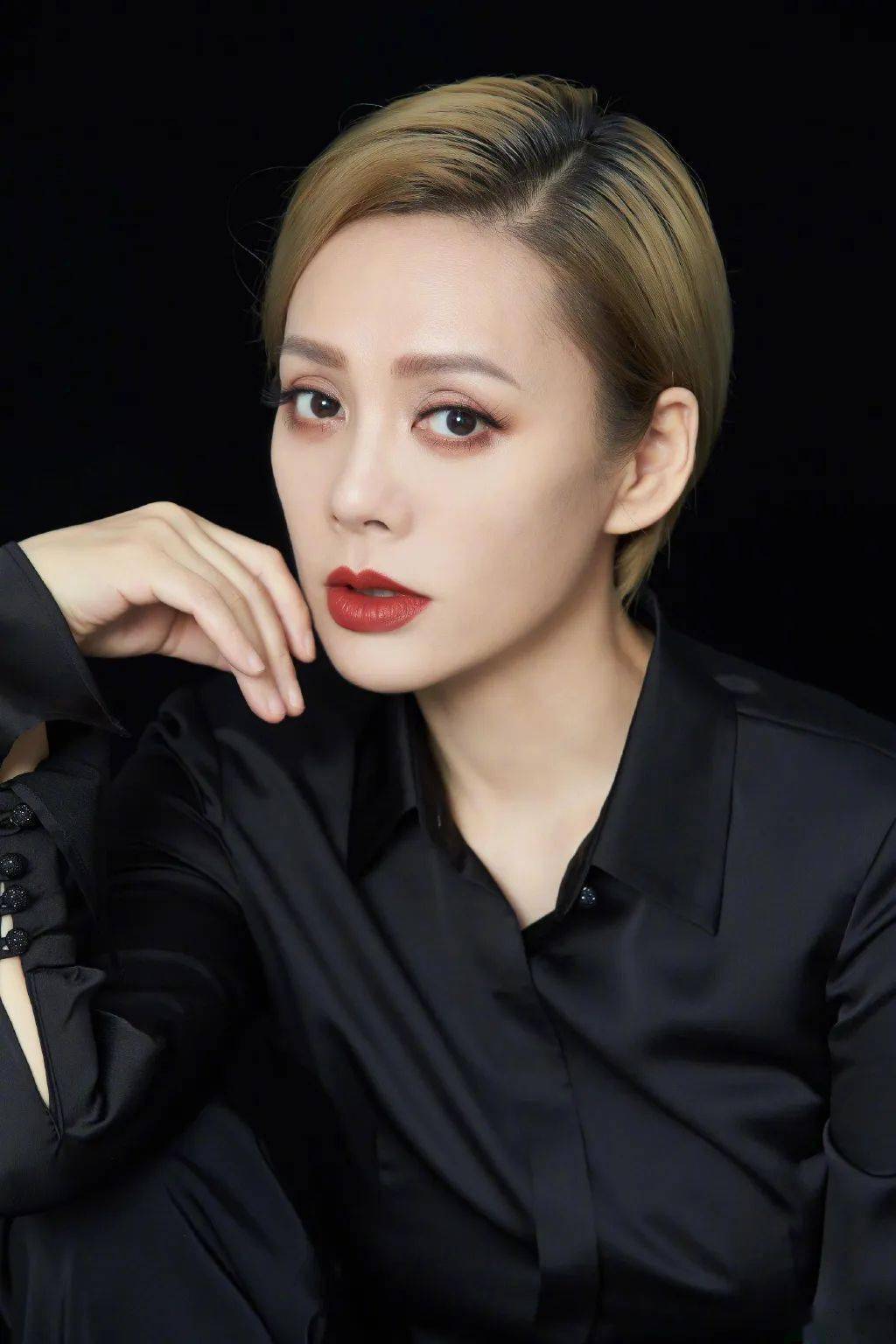 出圈|飒出圈的宁静妆，不是敢化是会化