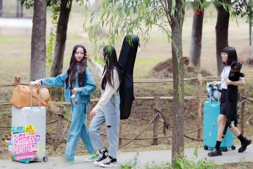 姐妹|短发欧阳娜娜甜美亮相闺蜜会，邀娣娣小巧打歌《NANA Ⅰ》