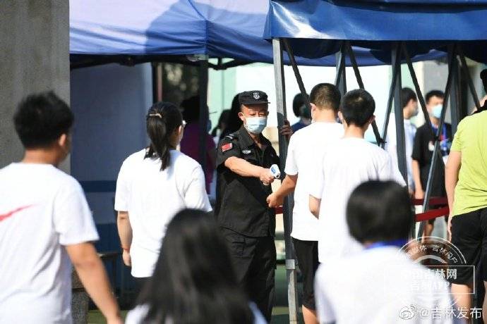 长春市|长春市中考开考 家长着旗袍助威 备鲜花相迎