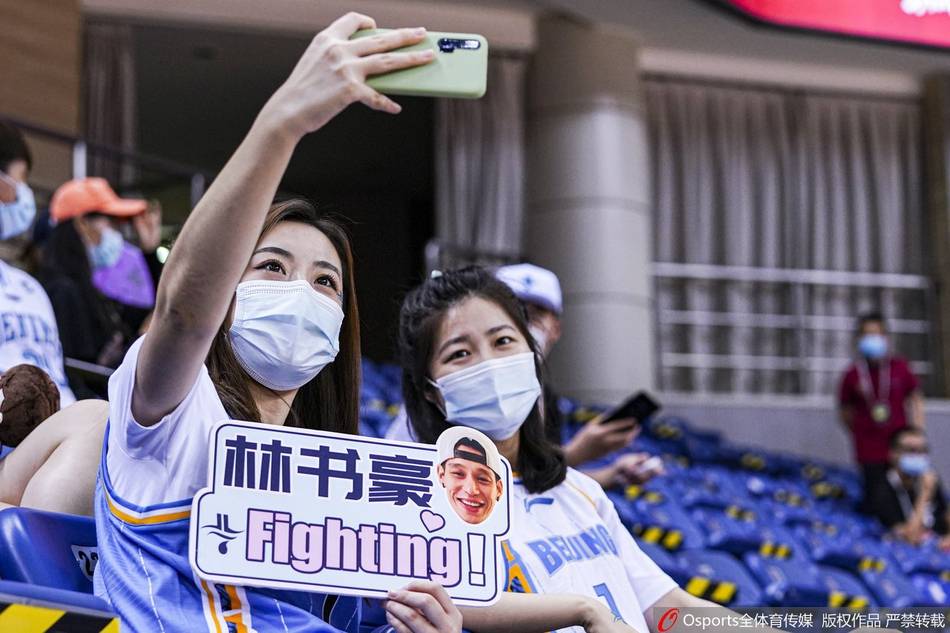 球场里,终于有观众了 cba复赛开始一个多月后,终于等来了球迷.