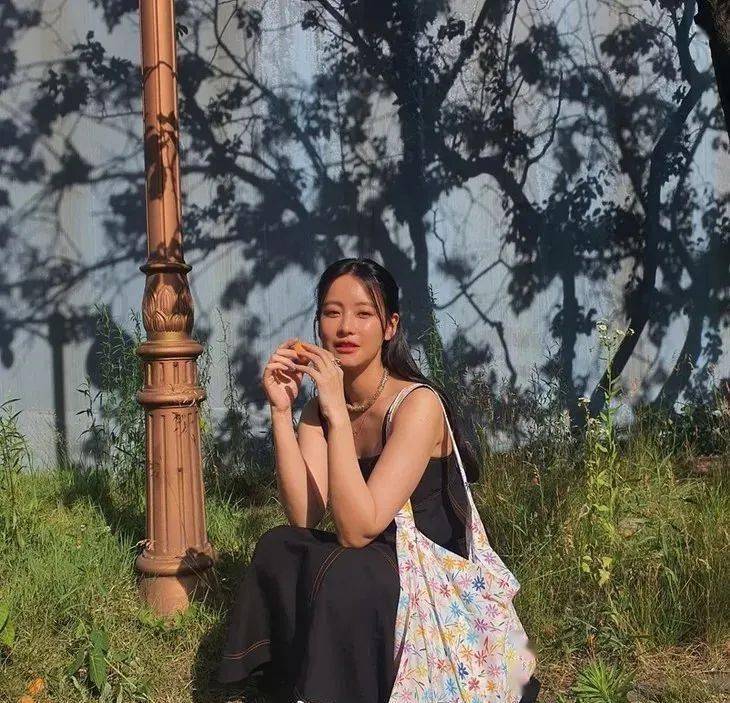 Rootote|王漫妮的通勤包一大摞，这随性帆布袋最靠谱