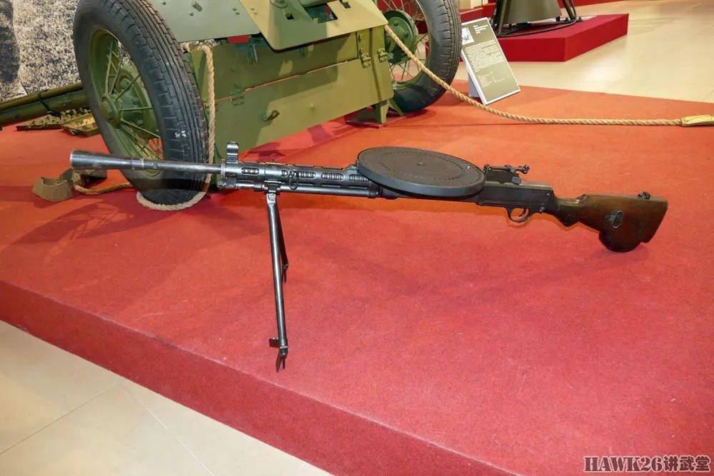 细看:苏联dp早期型轻机枪 47发大弹盘成就"转盘机枪"的美名