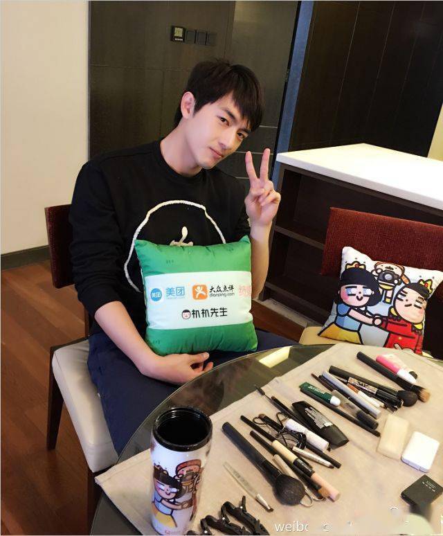 参考价|扒一扒各位男明星的梳妆台，上镜前都在脸上糊了什么？