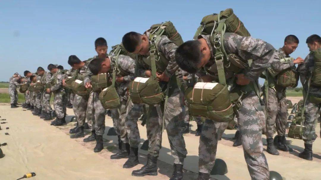 怎么才能当上特战队员 feb2931c7ba94f2393e01e2f51724741.jpeg