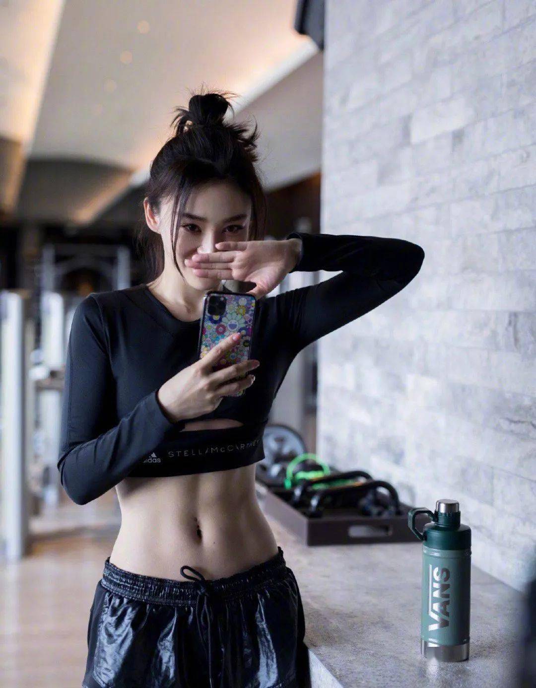 运动|女明星健身房打卡照真的是素颜？相信你就输了！