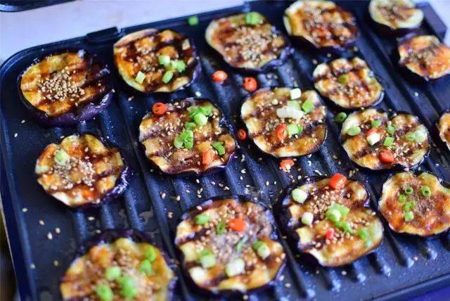 烧烤店|好吃不油腻,上桌就秒光,6斤都不够吃茄子这样做真是太香了