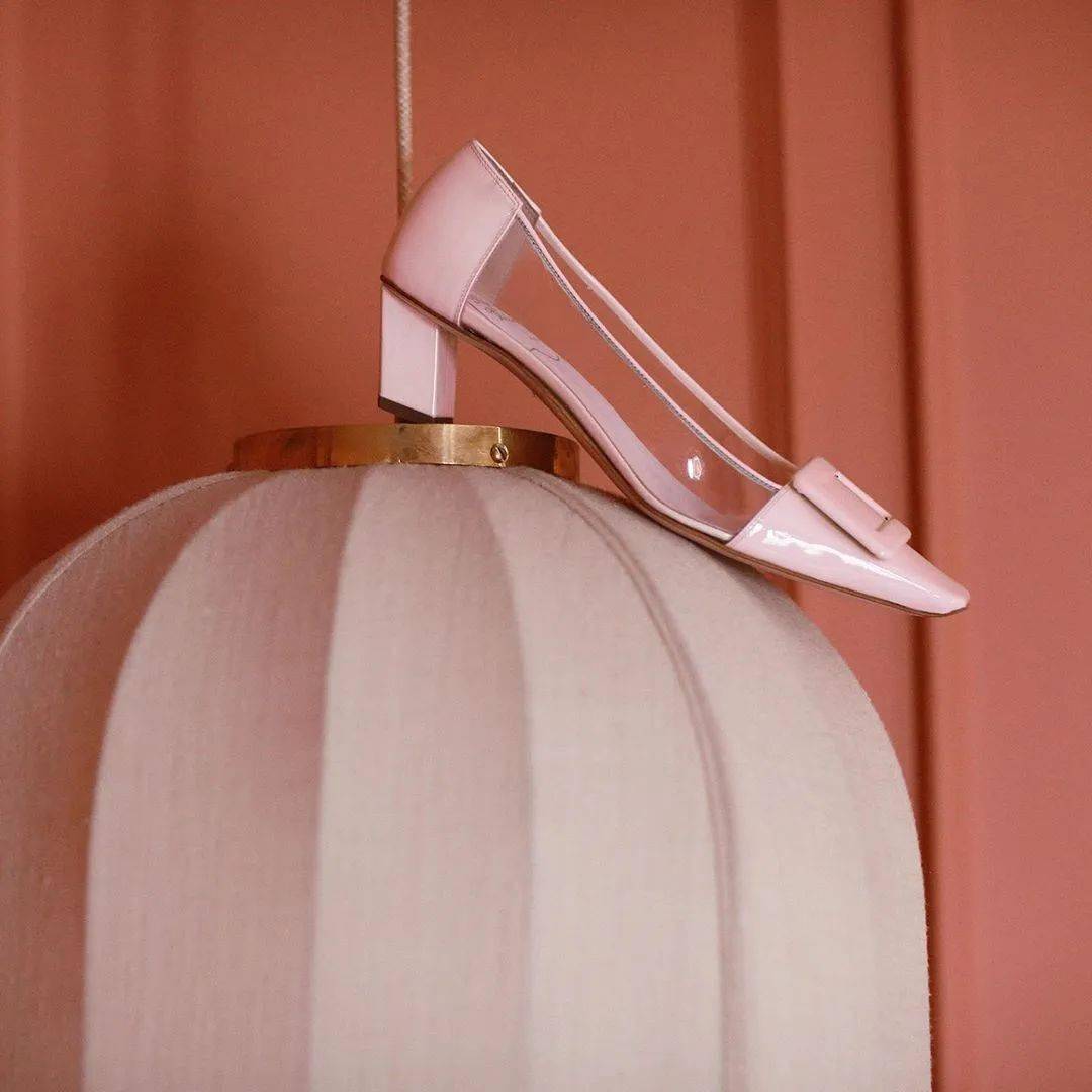 Roger|骨灰级经典Roger Vivier方扣鞋，又出了绝美新款！