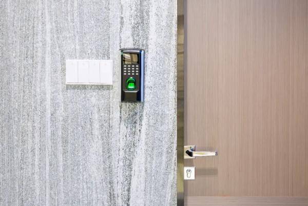 保护|女子深夜遭陌生男子尾随到家门口，敲门喊话：我想和你约会！