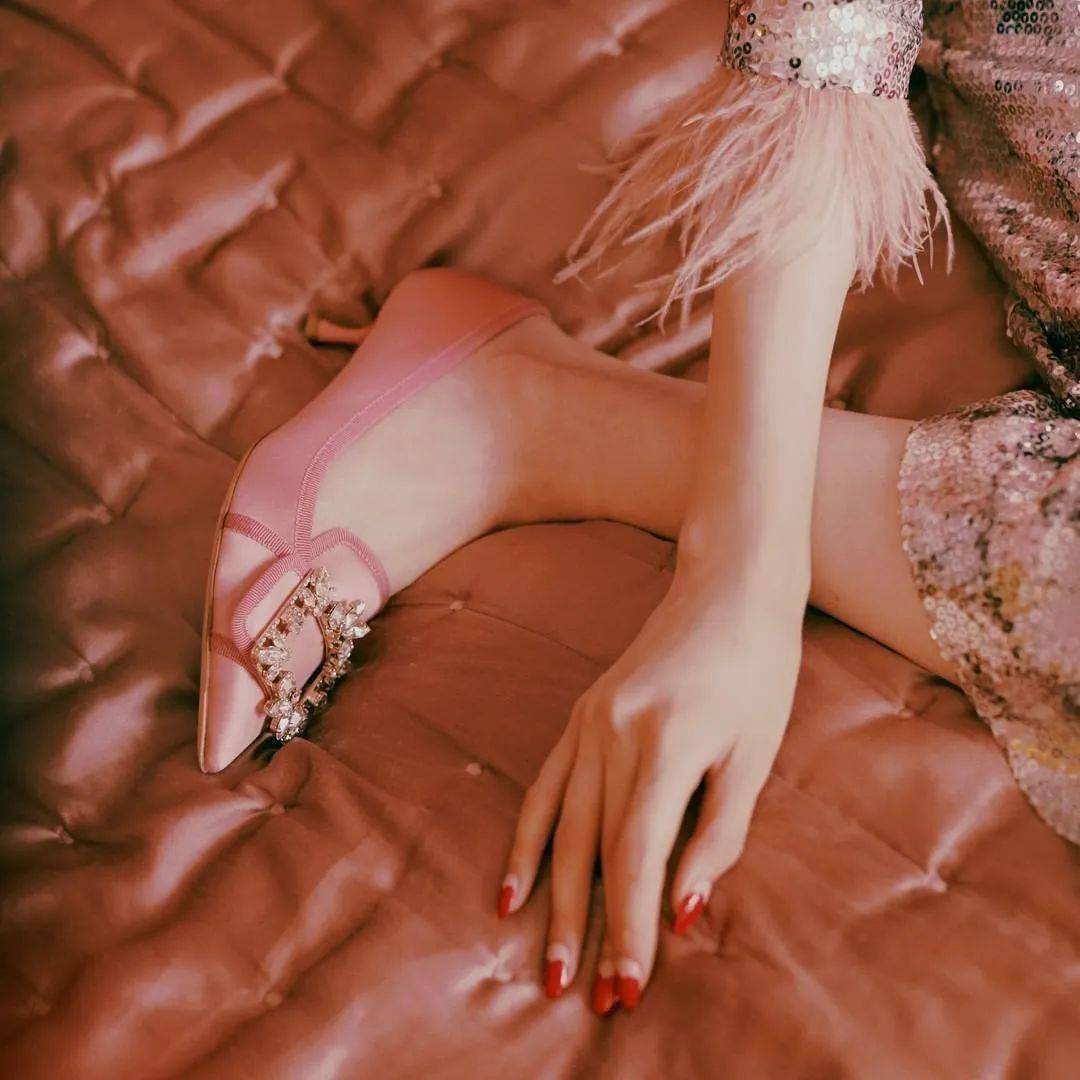 Roger|骨灰级经典Roger Vivier方扣鞋，又出了绝美新款！