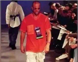 训练|25岁穿豹纹当伴舞，46岁成好莱坞头号猛男，51岁娶走超模娇妻，这男人凭什么？