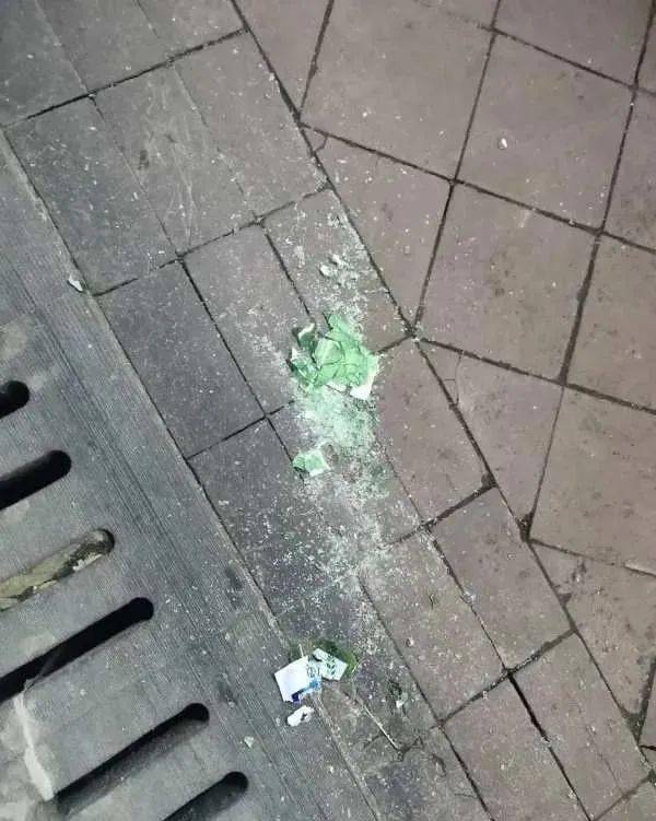 碎了一地玻璃渣子!万达金街三个绿色玻璃瓶从天而降7月28号晚上8点