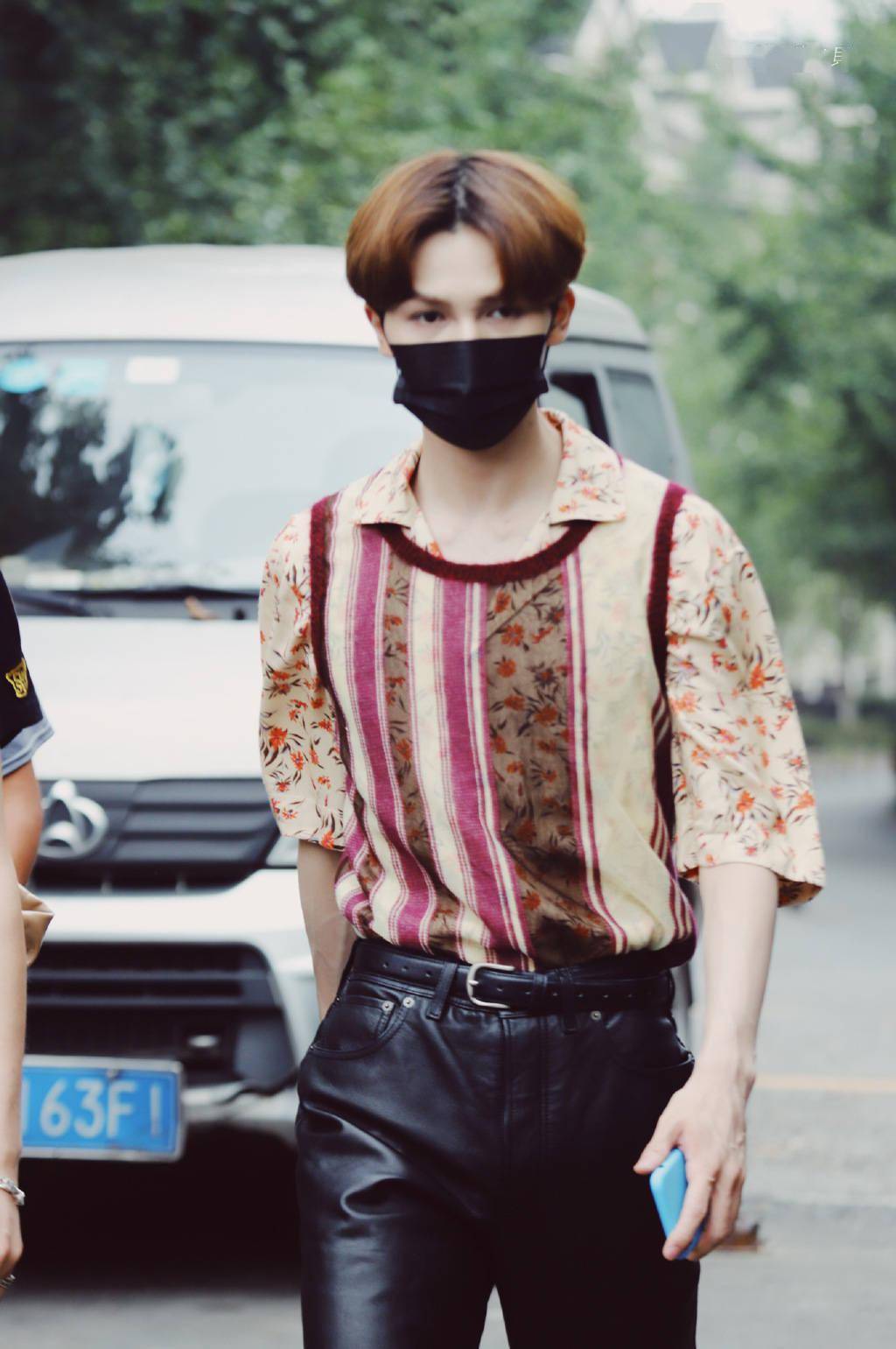 一半优雅一半狂野 朱正廷上班look混搭风演绎画报