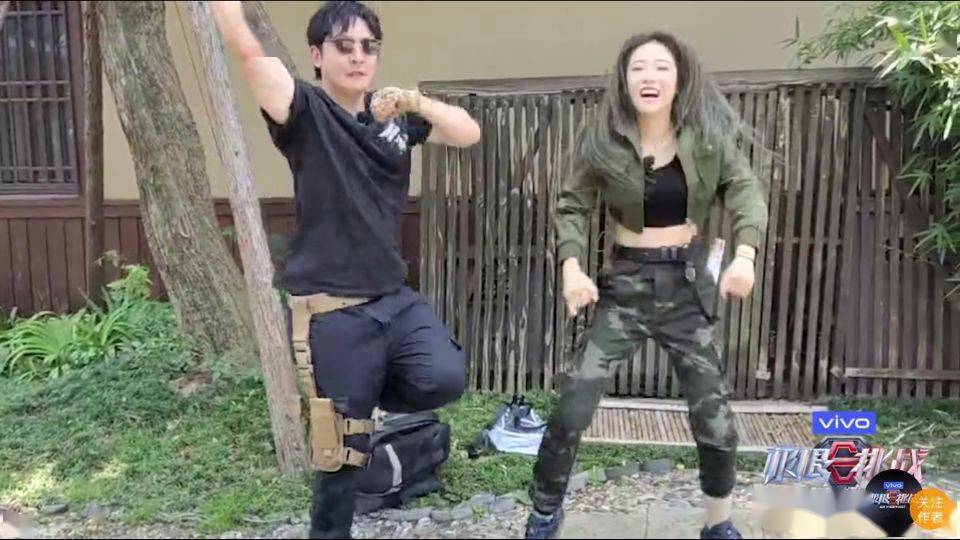 郭京飞王珞丹在景区坐雕塑踩石碑，不文明行为