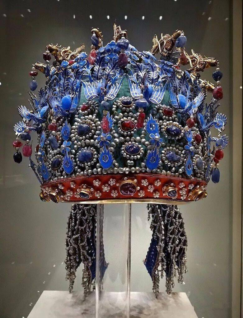 珍宝馆中展出的帝后服饰中,这件凤冠是惟一的一件明代皇后的凤冠.