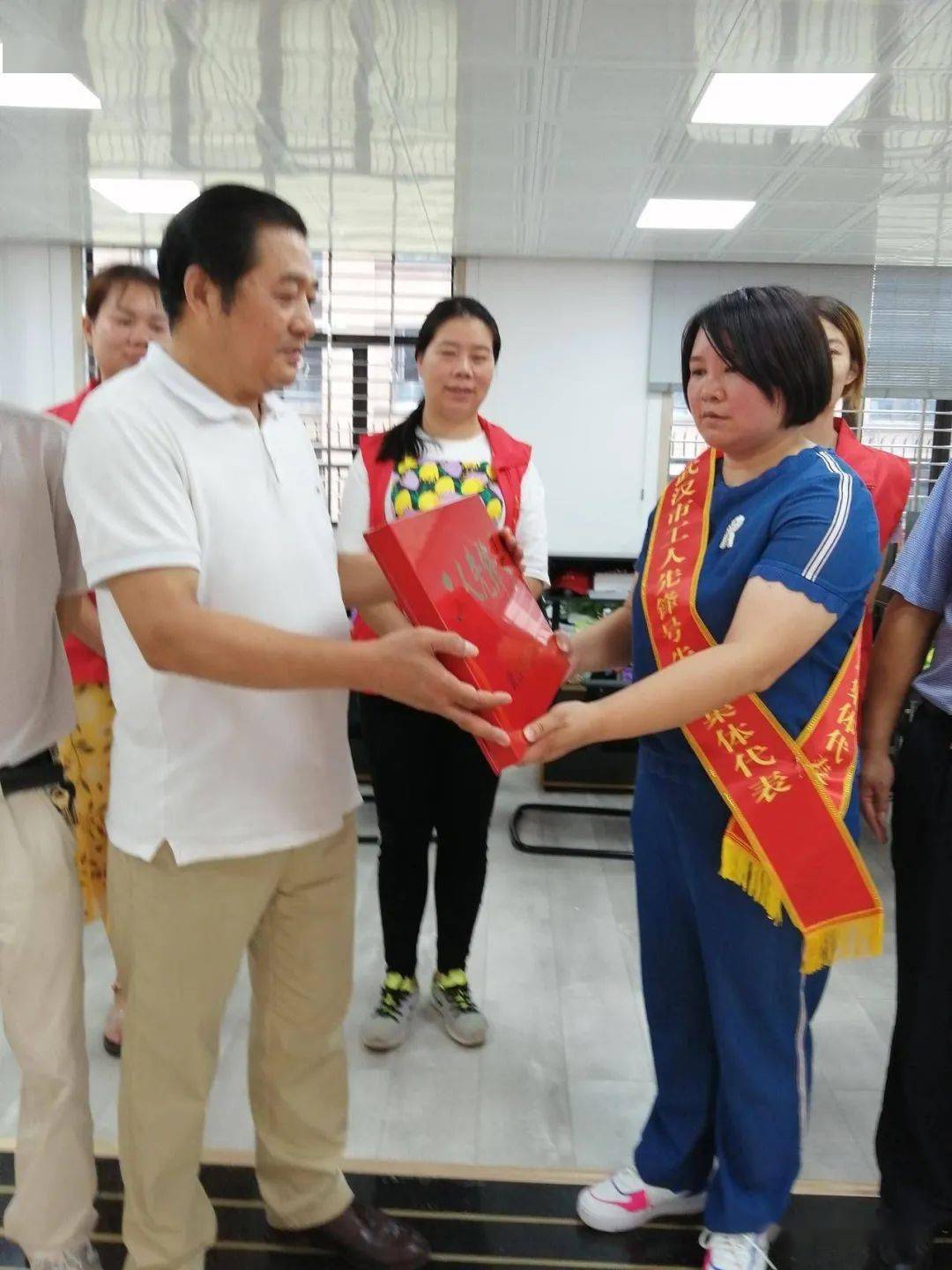 新洲区总工会党组书记,常务副主席程奇才一行到阳逻街瀚林社区将"武汉