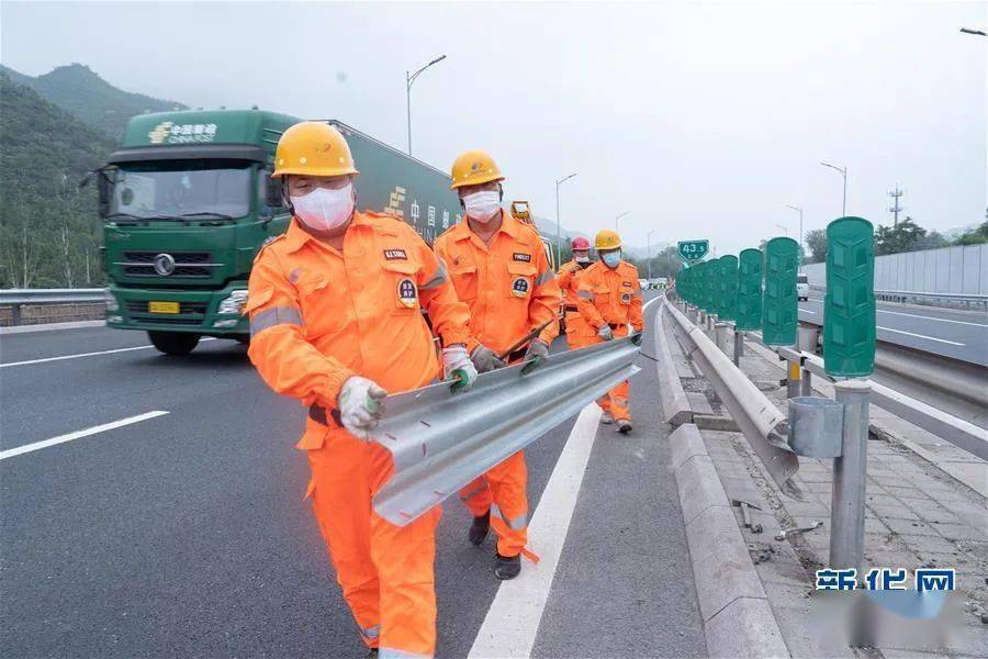 养护工人——坚守岗位的高速公路守护者