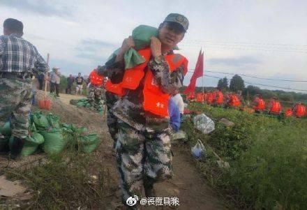 武汉|疫情期间出资60万为武汉捐赠200吨蔬菜的河南退伍兵，再次逆行走上防汛大堤