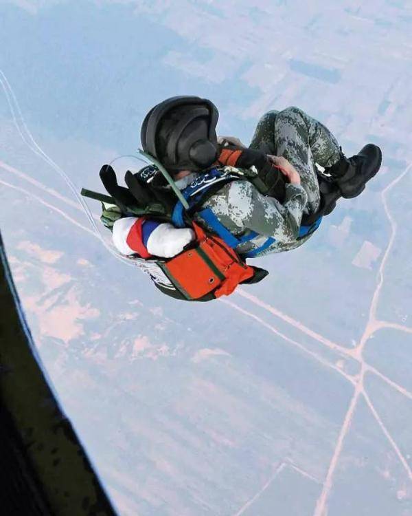 女兵|超燃、硬核、帅炸……致敬中国女兵！军旗有你更鲜艳